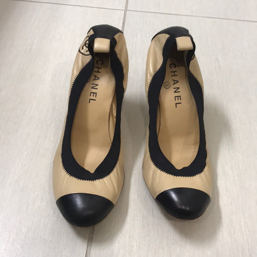 Chanel Black Beige pump - Picture 2 of 4